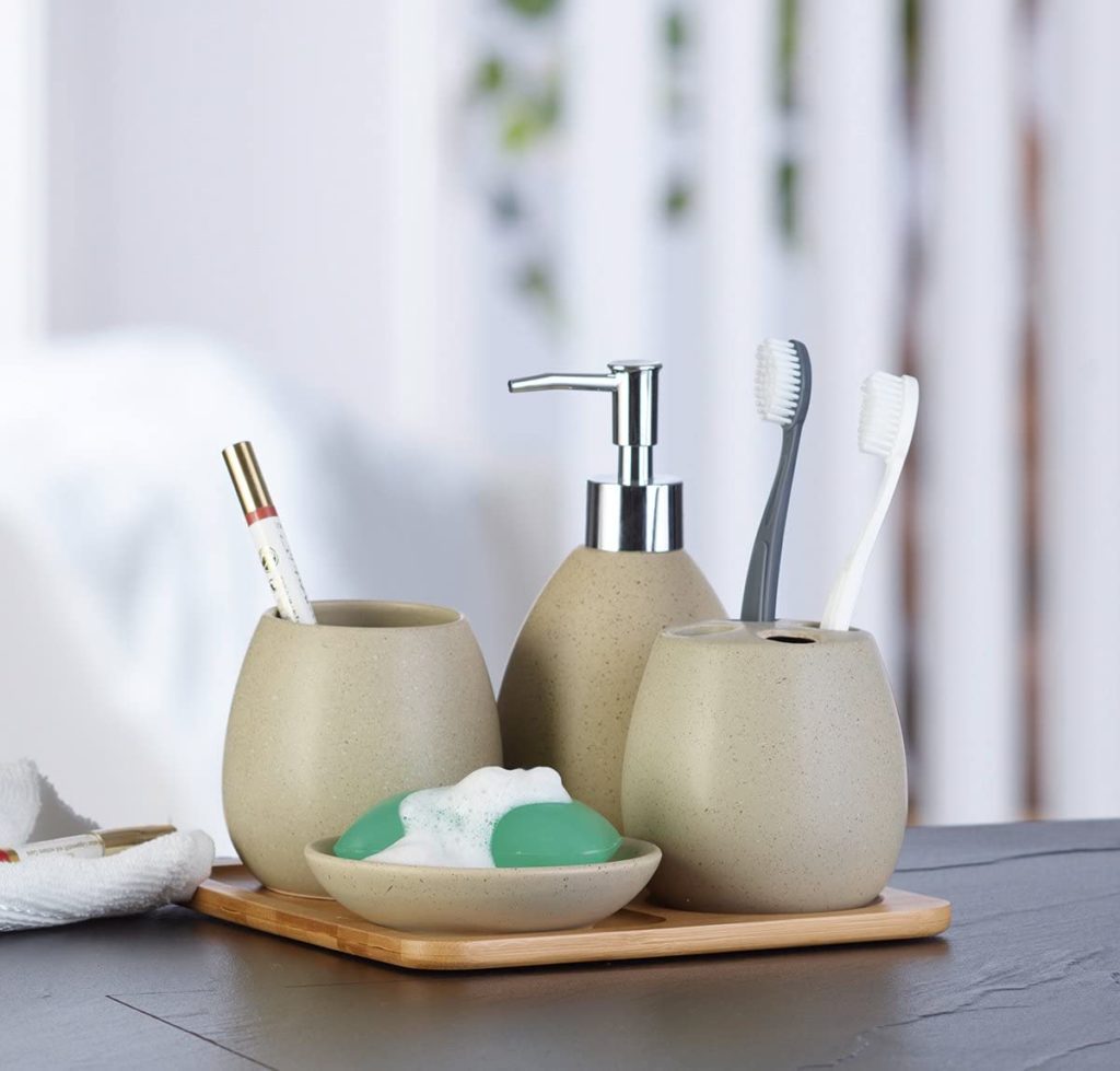Set accessori da bagno in ceramica e legno marrone